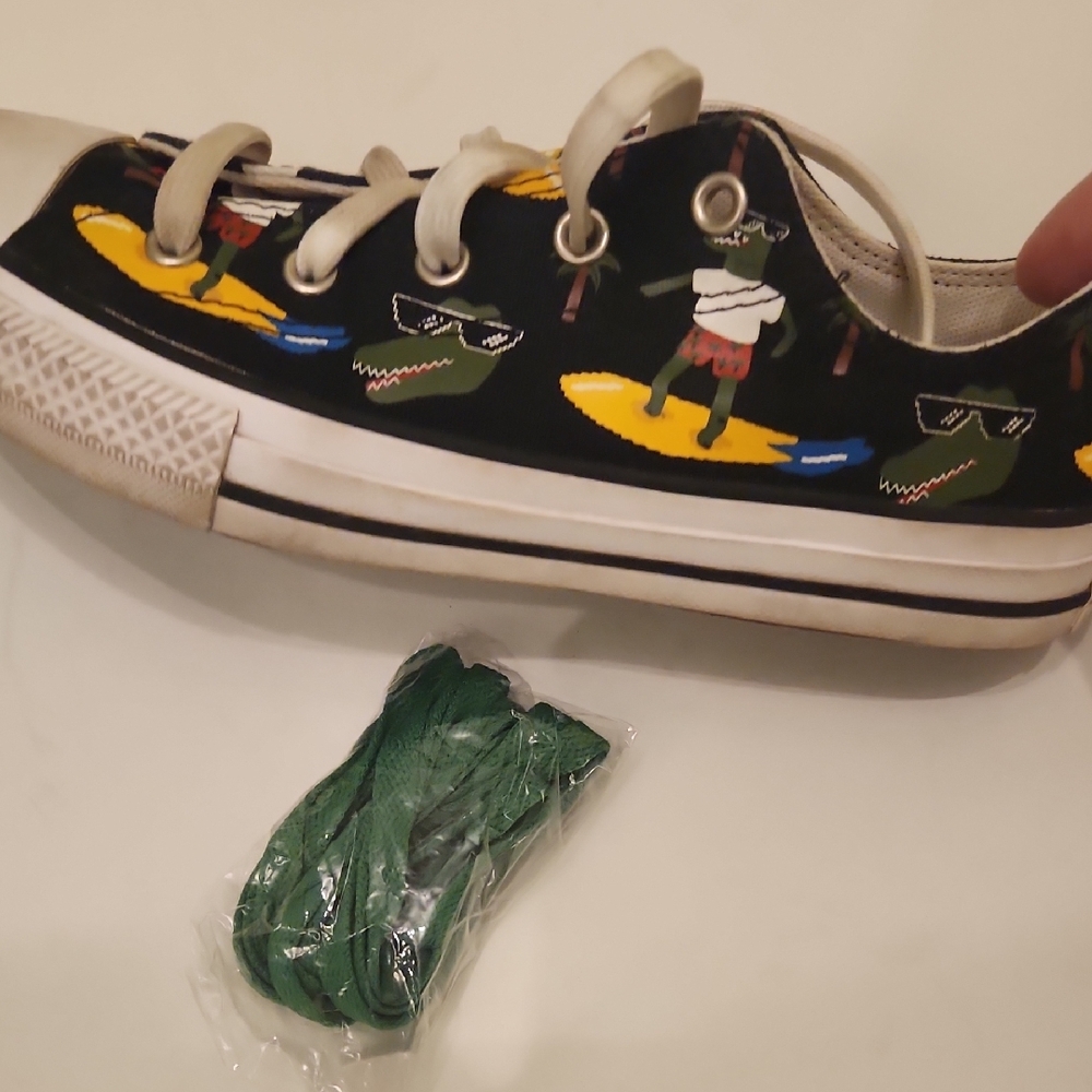 Converse Big Kids Sz 4 Black and White W/ Surfing Crocodiles - Picture 7 of 7